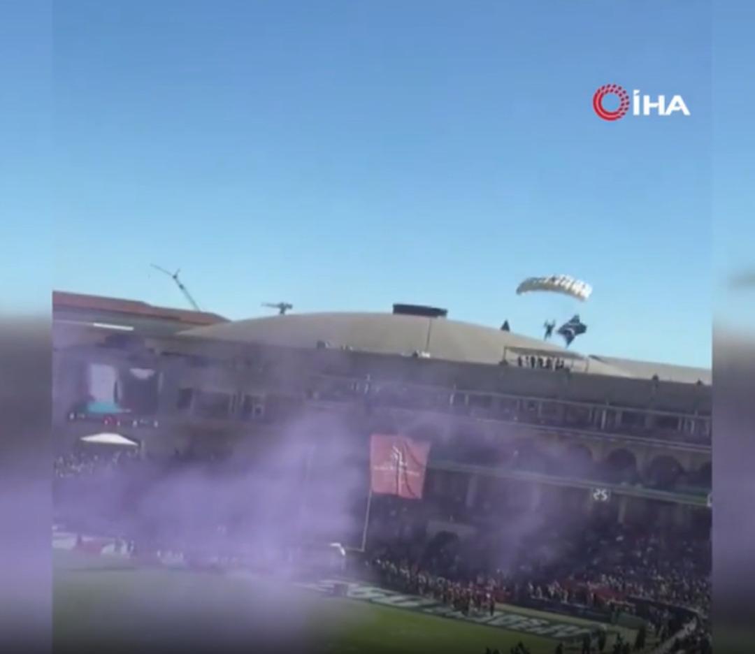 Korku dolu anlar! Paraşütçü tribüne çakıldı! 2