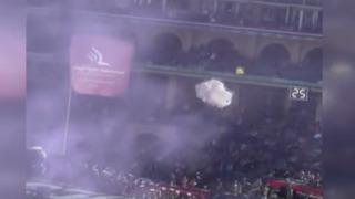 Korku dolu anlar! Paraşütçü tribüne çakıldı! 