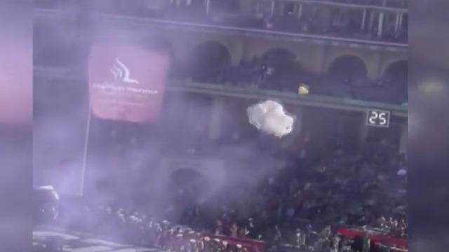 Korku dolu anlar! Paraşütçü tribüne çakıldı! 