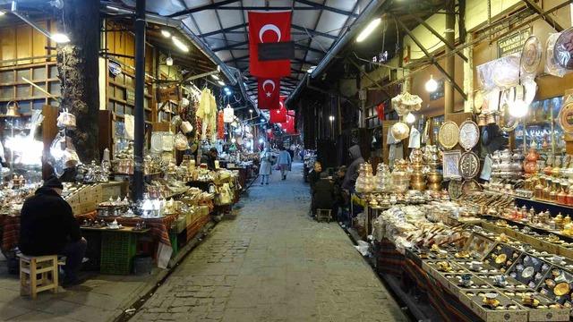 Gaziantep’te kar yağışı tarihi çarşıları sessizliğe bürüdü 2
