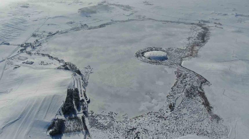 Termometreler eksi 21&rsquo;i g&ouml;sterdi, Hafik G&ouml;l&uuml; tamamen dondu