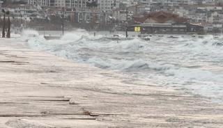 İstanbul&rsquo;da lodos nedeniyle deniz seferleri iptal edildi