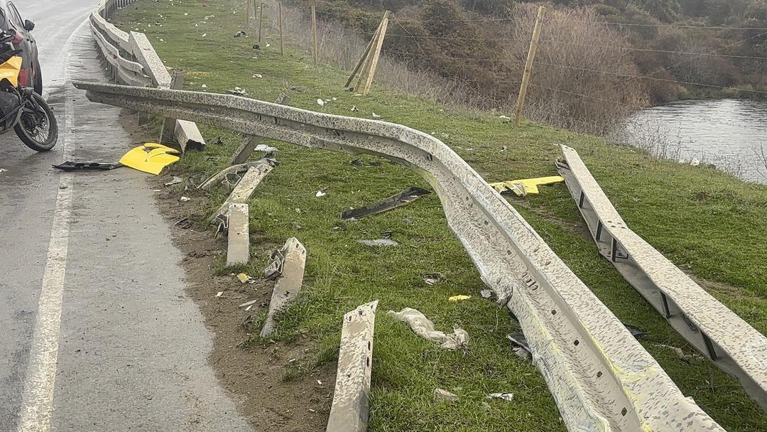 Arnavutköy de İETT otobüsü bariyerlere çarptı! 2 yolcu yaralandı 1