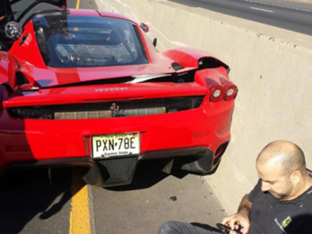 2 milyon dolarlık Ferrari'yi hurdaya &ccedil;evirdi