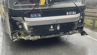 Arnavutk&ouml;y'de İETT otob&uuml;s&uuml; bariyerlere &ccedil;arptı