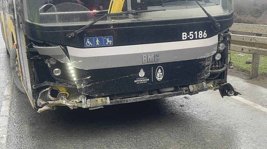 Arnavutk&ouml;y'de İETT otob&uuml;s&uuml; bariyerlere &ccedil;arptı! 2 yolcu yaralandı