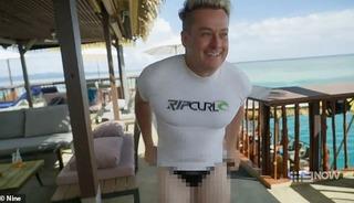 &Uuml;nl&uuml; sunucu canlı yayında soyundu! &Ccedil;ırıl&ccedil;ıplak denize girdi