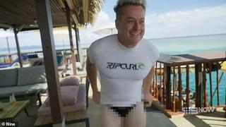 Ünlü sunucu canlı yayında soyundu! Çırılçıplak denize girdi