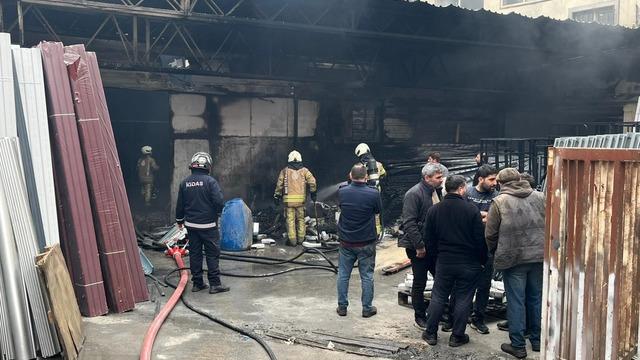 Sultanbeyli'deki fabrikada peş peşe patlamalar! Alevlere teslim oldu