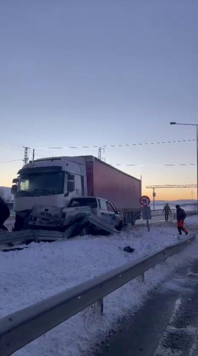 Erzurum&rsquo;da yollardaki buzlanma trafik kazalarına neden oldu 1