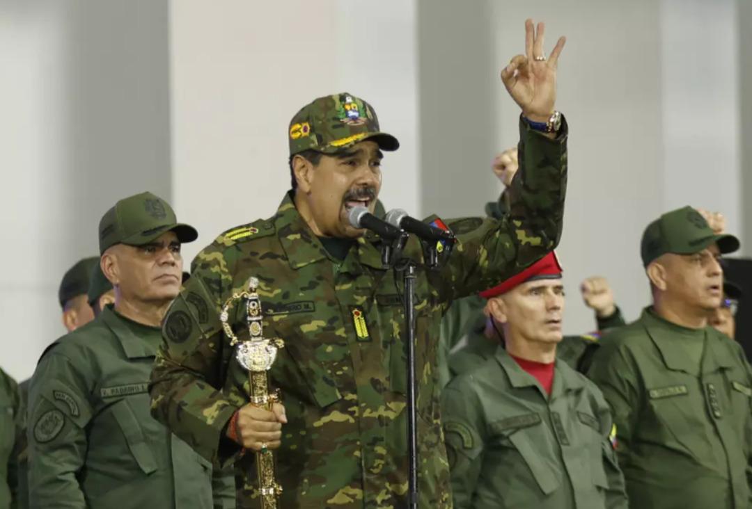 Maduro ve eşinin son g&ouml;r&uuml;nt&uuml;leri! 26 Kasım da kılıcı &ccedil;ekip meydan okumuş, daha 6 g&uuml;n &ouml;nce askerlerini selamlamıştı 5