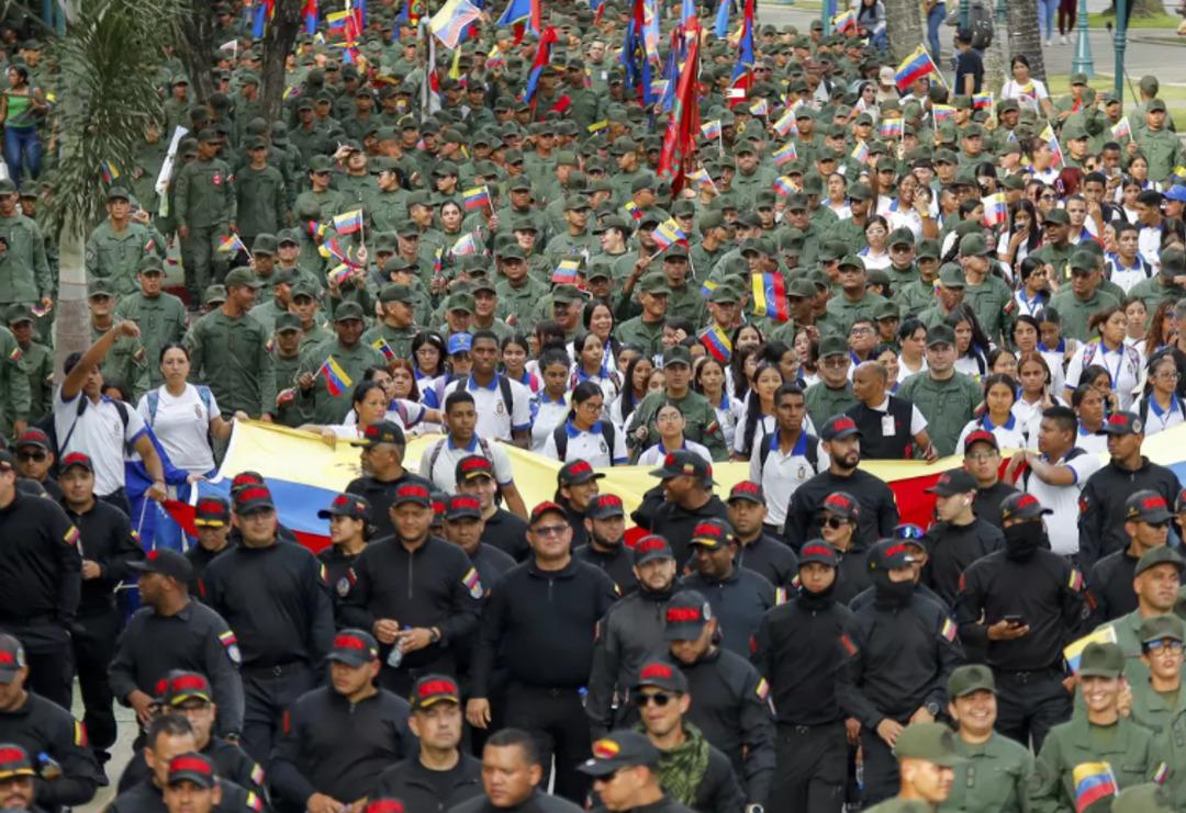 Maduro ve eşinin son g&ouml;r&uuml;nt&uuml;leri! 26 Kasım da kılıcı &ccedil;ekip meydan okumuş, daha 6 g&uuml;n &ouml;nce askerlerini selamlamıştı 6