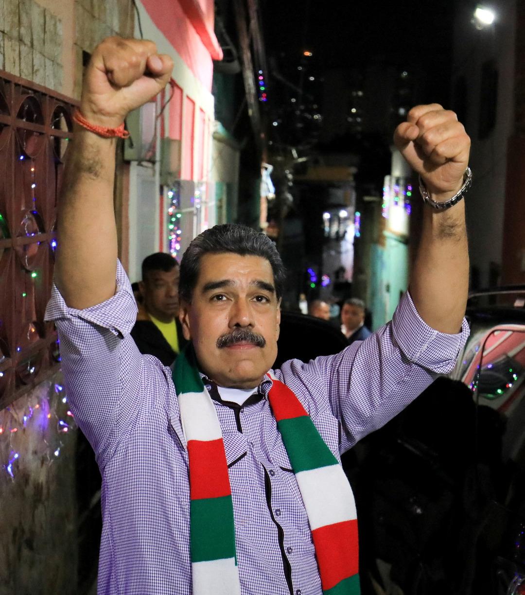 Maduro ve eşinin son g&ouml;r&uuml;nt&uuml;leri! 26 Kasım da kılıcı &ccedil;ekip meydan okumuş, daha 6 g&uuml;n &ouml;nce askerlerini selamlamıştı 4