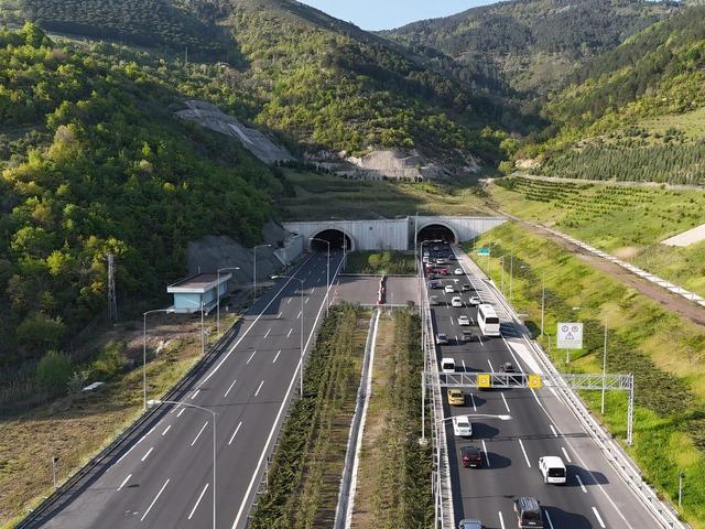 Bakan Uraloğlu duyurdu: 1 yılda otoyol ve k&ouml;pr&uuml;lerden 1,1 milyar ara&ccedil; ge&ccedil;ti!