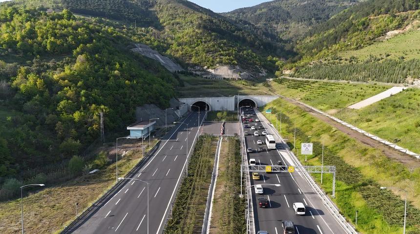 Bakan Uraloğlu duyurdu: 1 yılda otoyol ve k&ouml;pr&uuml;lerden 1,1 milyar ara&ccedil; ge&ccedil;ti!