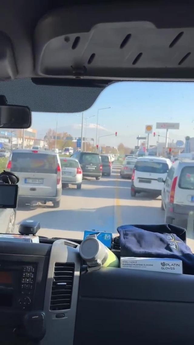 Denizli&rsquo;de duyarlı s&uuml;r&uuml;c&uuml;lerin fermuar sistemi ile yol verdiği anlar kamerada 1