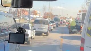 Denizli’de duyarlı sürücülerin fermuar sistemi ile yol verdiği anlar kamerada