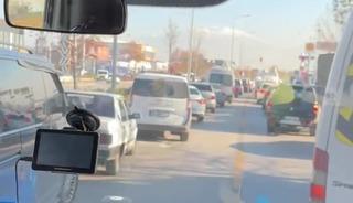 Denizli&rsquo;de duyarlı s&uuml;r&uuml;c&uuml;lerin fermuar sistemi ile yol verdiği anlar kamerada
