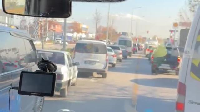 Denizli’de duyarlı sürücülerin fermuar sistemi ile yol verdiği anlar kamerada