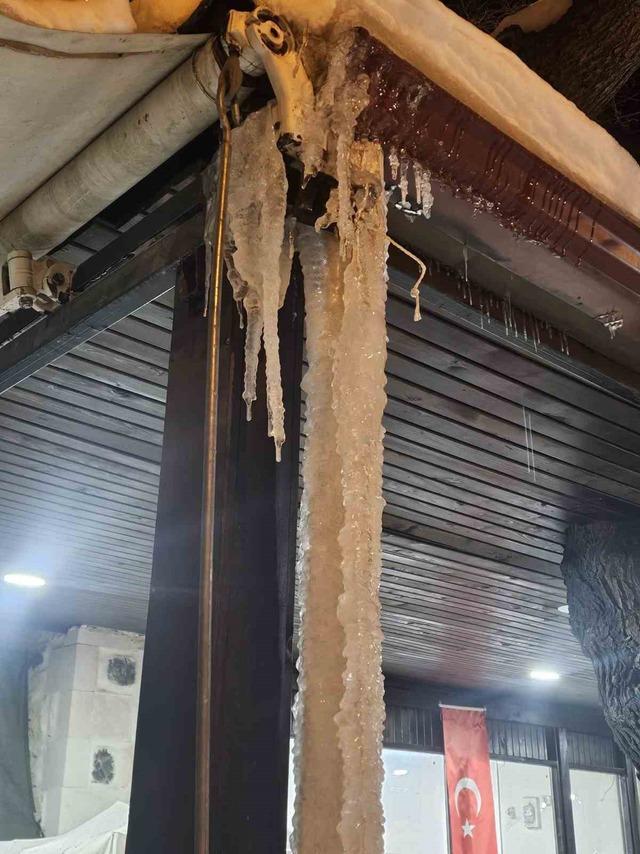 Elazığ&rsquo;da metrelerce buz sarkıtı oluştu 2