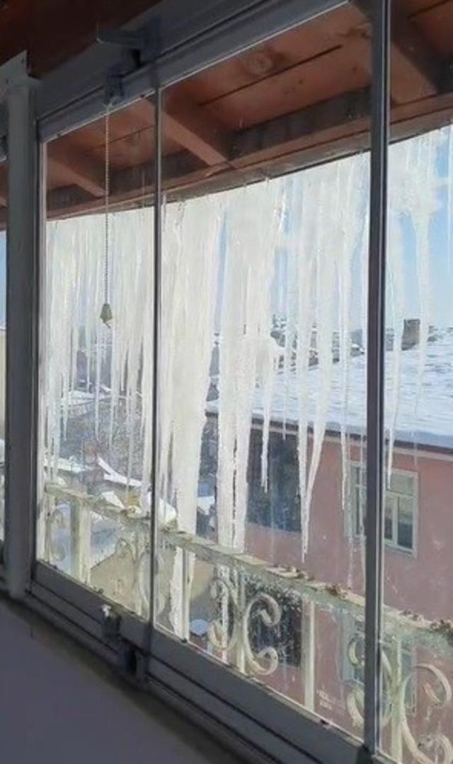 Elazığ&rsquo;da metrelerce buz sarkıtı oluştu 1