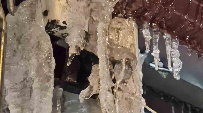 Elazığ&rsquo;da metrelerce buz sarkıtı oluştu
