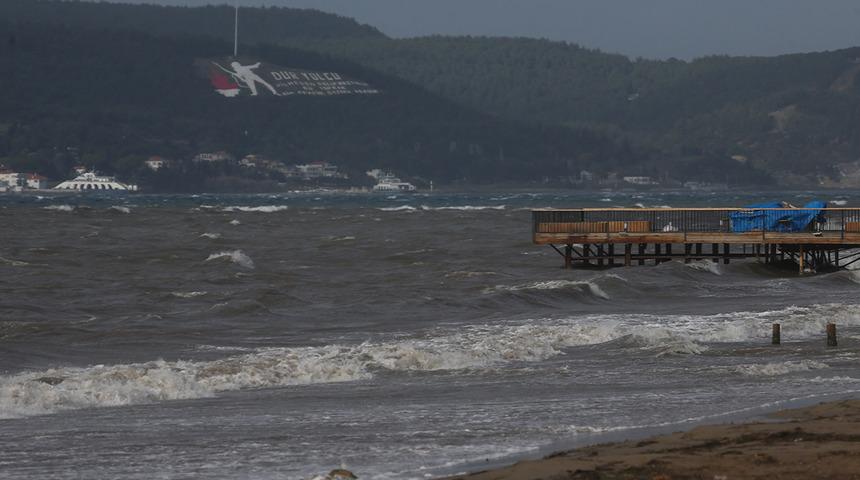 &Ccedil;anakkale Boğazı'nda gemi trafiğine lodos engeli!