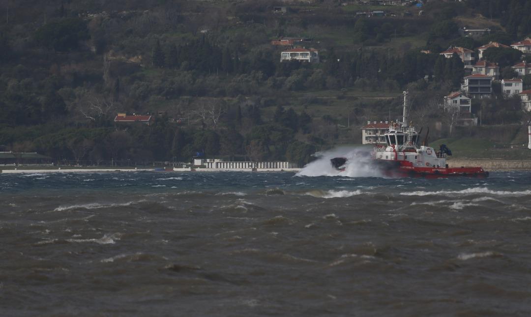 &Ccedil;anakkale Boğazı nda gemi trafiğine lodos engeli! 1