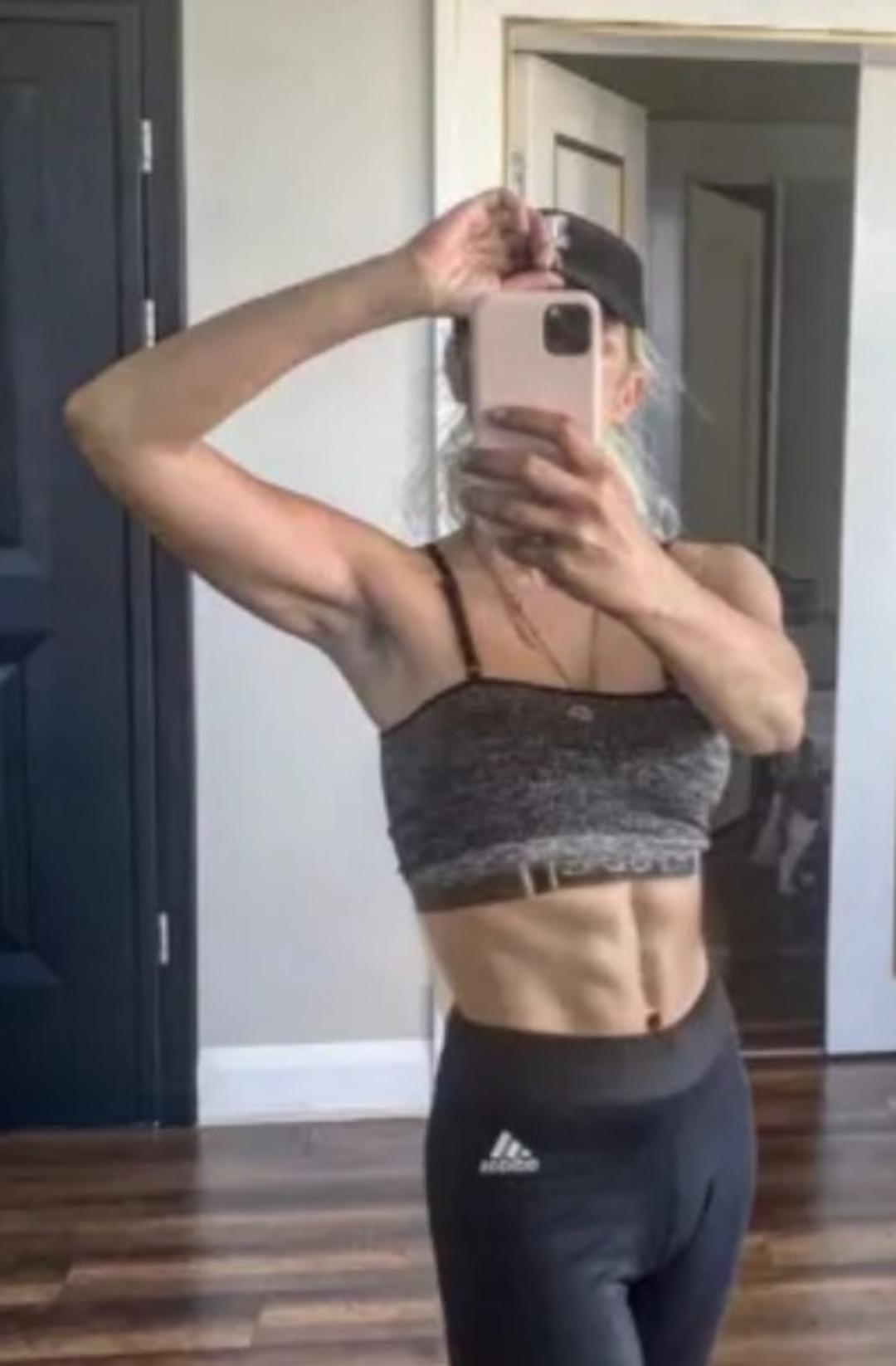 H&uuml;lya Avşar ın kardeşi Helin Avşar dan kas şov! Son hali g&uuml;ndemde 3