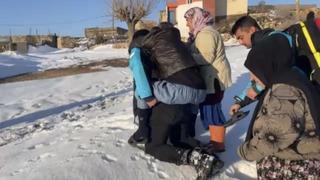 Son dakika: Sağlık personeli 84 yaşındaki hastayı sırtında taşıdı!