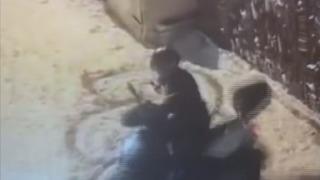 Karlı havada motosikletle drift attığı anlar kamerada