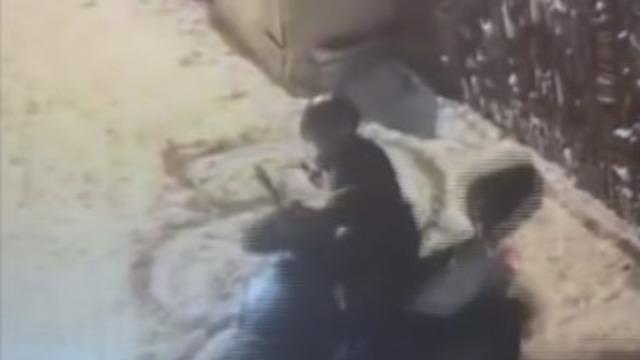 Karlı havada motosikletle drift attığı anlar kamerada