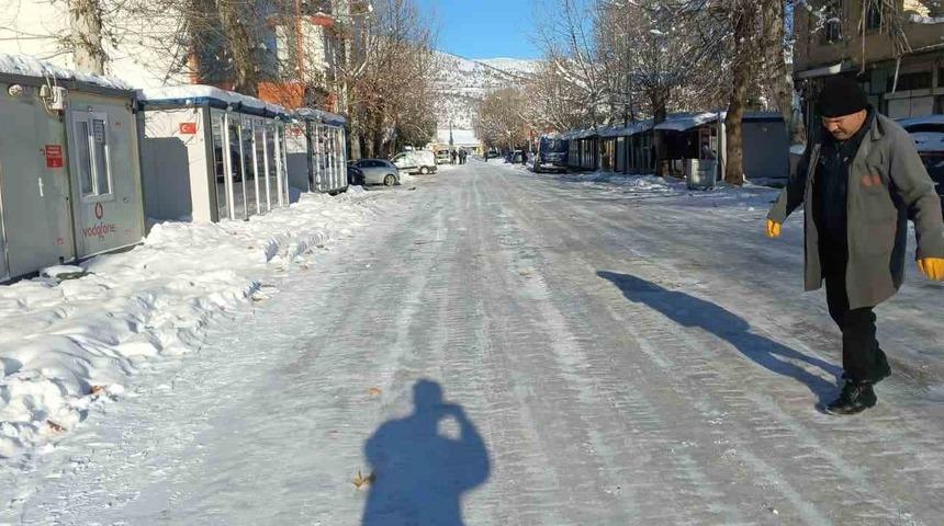 G&ouml;lbaşı&rsquo;nda yollar buz pistine d&ouml;nd&uuml;