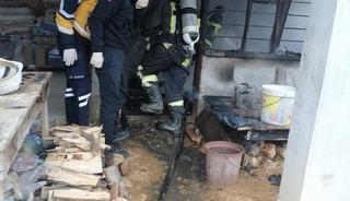 Evde &ccedil;ıkan yangında &ouml;ld&uuml;