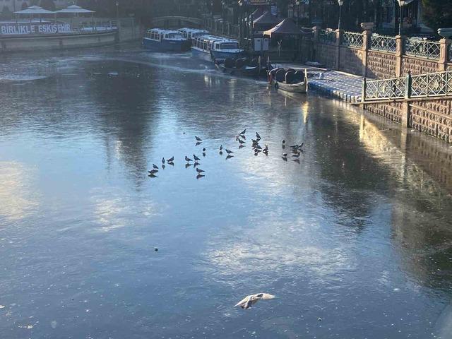 Porsuk &Ccedil;ayı&rsquo;nın buz tutan y&uuml;zeyi &ccedil;&ouml;ple kaplanmaya başladı 5