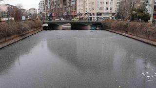 Porsuk Çayı’nın buz tutan yüzeyi çöple kaplanmaya başladı