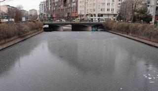 Porsuk &Ccedil;ayı&rsquo;nın buz tutan y&uuml;zeyi &ccedil;&ouml;ple kaplanmaya başladı