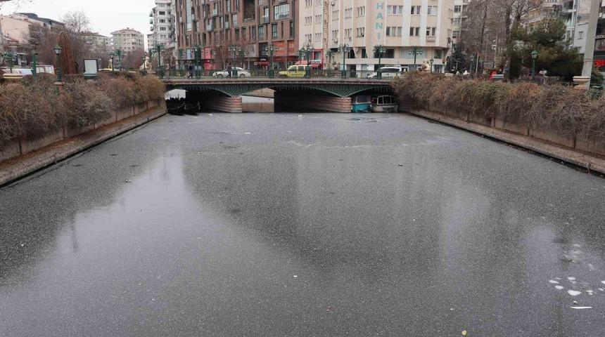 Porsuk &Ccedil;ayı&rsquo;nın buz tutan y&uuml;zeyi &ccedil;&ouml;ple kaplanmaya başladı