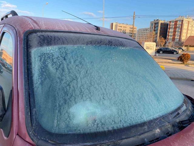 Hava sıcaklığı sıfır derecenin altına d&uuml;şt&uuml;, ara&ccedil;lar buzla kaplandı 3