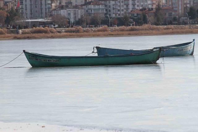 Şiddetli soğuklar Beyşehir G&ouml;l&uuml; kıyılarının buz tutmasına yol a&ccedil;tı 3