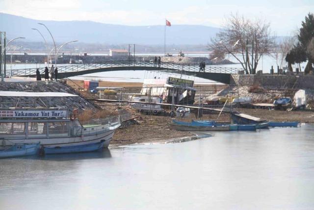 Şiddetli soğuklar Beyşehir G&ouml;l&uuml; kıyılarının buz tutmasına yol a&ccedil;tı 1
