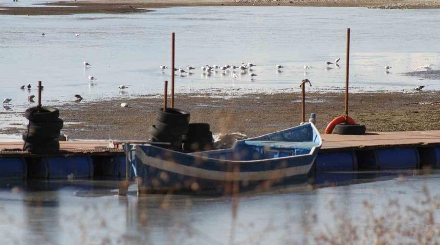 Şiddetli soğuklar Beyşehir G&ouml;l&uuml; kıyılarının buz tutmasına yol a&ccedil;tı