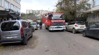 İstanbul'da lodos; ağaç 4 aracın üzerine devrildi: 1 saniye ile kurtuldum