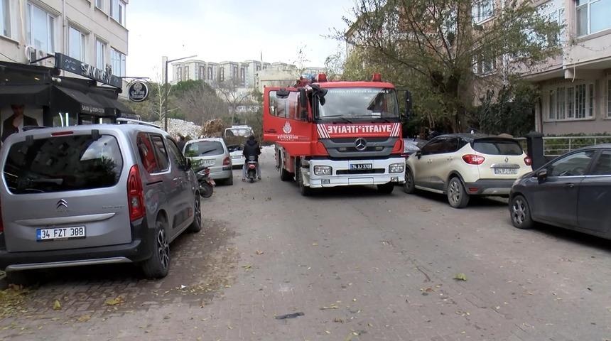 İstanbul'da lodos; ağa&ccedil; 4 aracın &uuml;zerine devrildi: 1 saniye ile kurtuldum