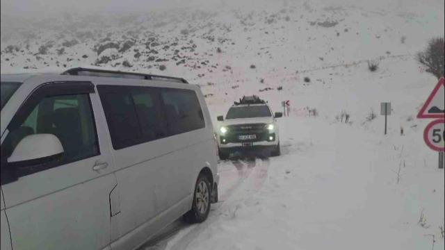 Ara&ccedil;lar karlı yolda mahsur kaldı 2