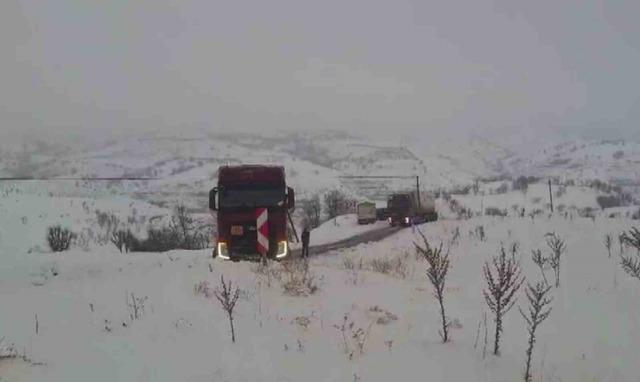 Ara&ccedil;lar karlı yolda mahsur kaldı 1