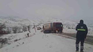 Araçlar karlı yolda mahsur kaldı