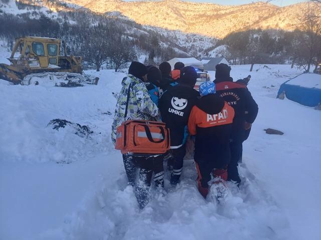 Kardan kapalı yolları y&uuml;r&uuml;yerek ge&ccedil;en ekipler, 2 hastayı hastanelere ulaştırdı 1