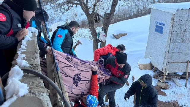 Kardan kapalı yolları yürüyerek geçen ekipler, 2 hastayı hastanelere ulaştırdı