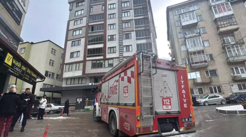 Baca yangınını itfaiye s&ouml;nd&uuml;rd&uuml;; 3 kişi dumandan etkilendi